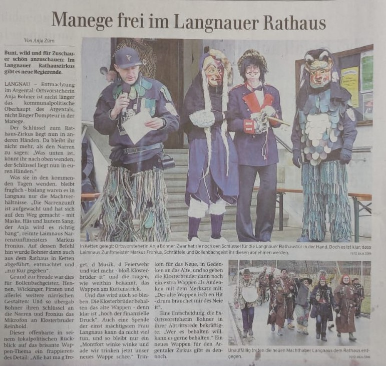 Personen in traditionellen Fasnetskostümen stehen vor dem Langnauer Rathaus und präsentieren ihre Gewänder während einer närrischen Veranstaltung.